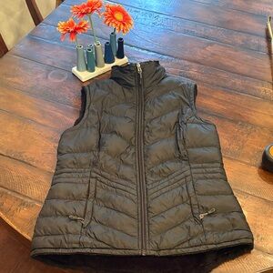 EUC 32 degree heat black puffy vest faux fur lining small